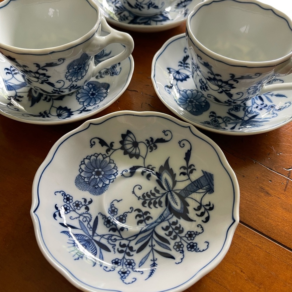 Set of 4 blue Danube teacups and matching saucers. No flaws! - Picture 5 of 5